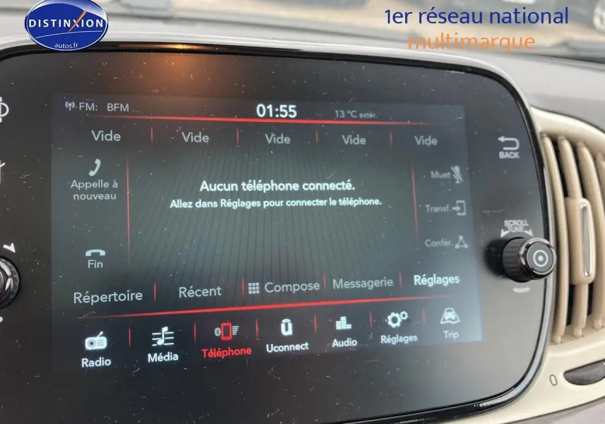 Écran tactile central de la Fiat 500 gris, affichant le menu téléphone sans connexion active, vue de face.
