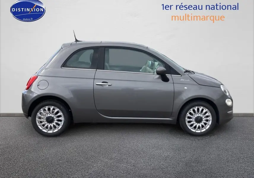 Profil droit d'une FIAT 500 gris métallisé 2022 avec jantes alu et toit panoramique en verre visible.
