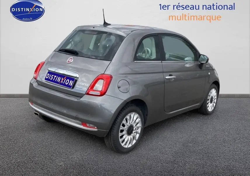 Vue 3/4 arrière droite d'une Fiat 500 gris métallisé avec jantes alu et feux arrière LED.