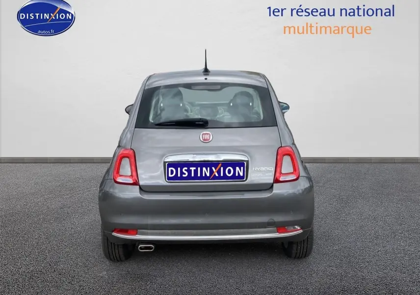 Vue arrière d'une FIAT 500 gris métallisé 2022 avec feux LED et sortie d'échappement chromée visible.