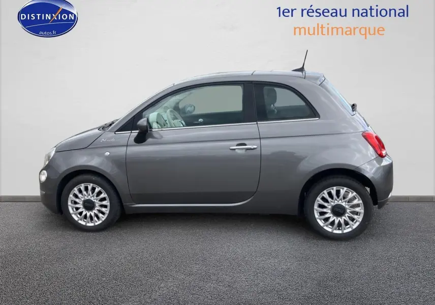 Profil côté gauche d'une Fiat 500 gris métallisé version Dolcevita avec jantes alu et toit panoramique.