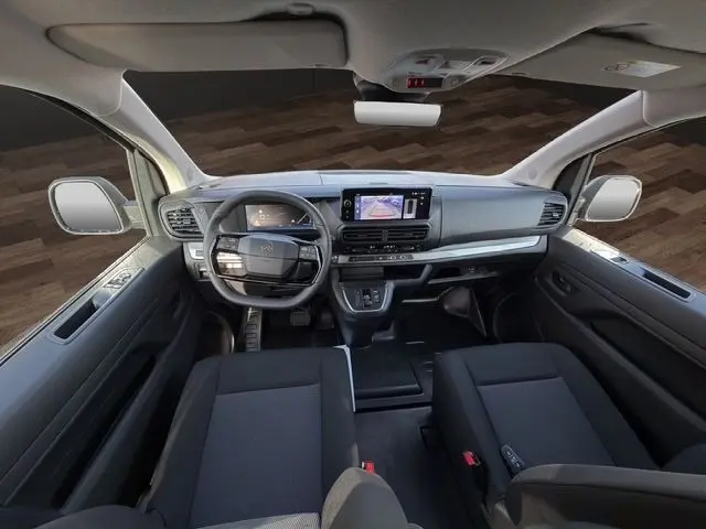 Vue intérieure avant du Citroën Jumpy blanc 2026, tableau de bord moderne avec écran central tactile et volant multifonctions.