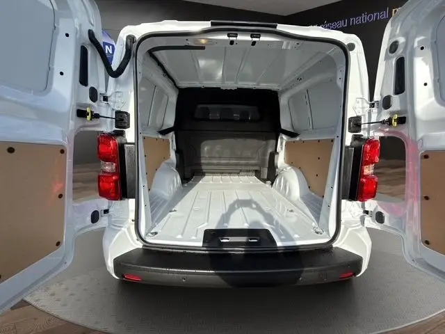 Vue arrière ouverte du Citroën Jumpy XL blanc 2026, montrant l’espace de chargement vide et la cloison vitrée pleine hauteur.