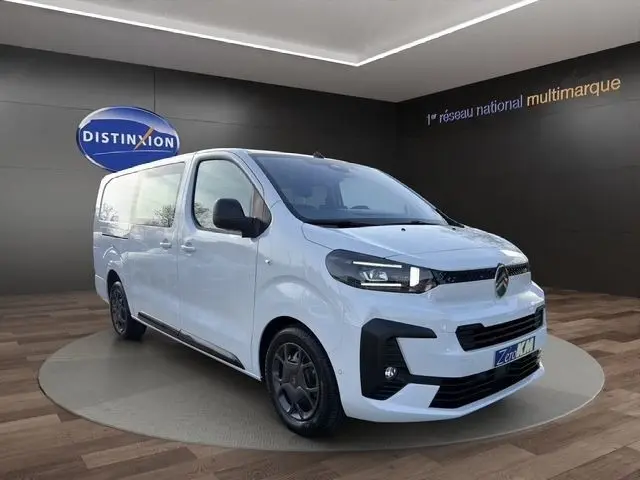 Citroën Jumpy XL blanc en 3/4 avant droit, avec phares LED et jantes noires, présenté en showroom.