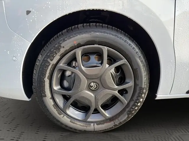Gros plan sur la roue avant droite d’un Citroën Jumpy blanc avec jante alliage au design moderne.
