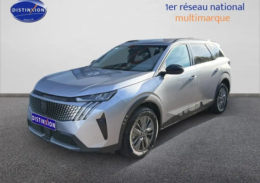 Peugeot 5008 Hybrid 145 allure gris artense en 3/4 avant droit sur fond neutre, avec calandre distinctive et jantes alu.