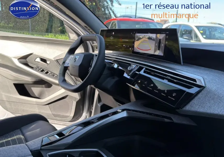 Vue intérieure côté conducteur du Peugeot 5008 Hybrid 145 allure e-dcs6 2025, tableau de bord avec écran tactile et volant cuir.