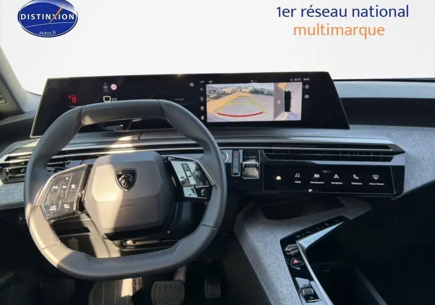 Intérieur du Peugeot 5008 Hybrid 145 allure e-dcs6 2025, vue du volant cuir et écran tactile large affichant la caméra de recul.
