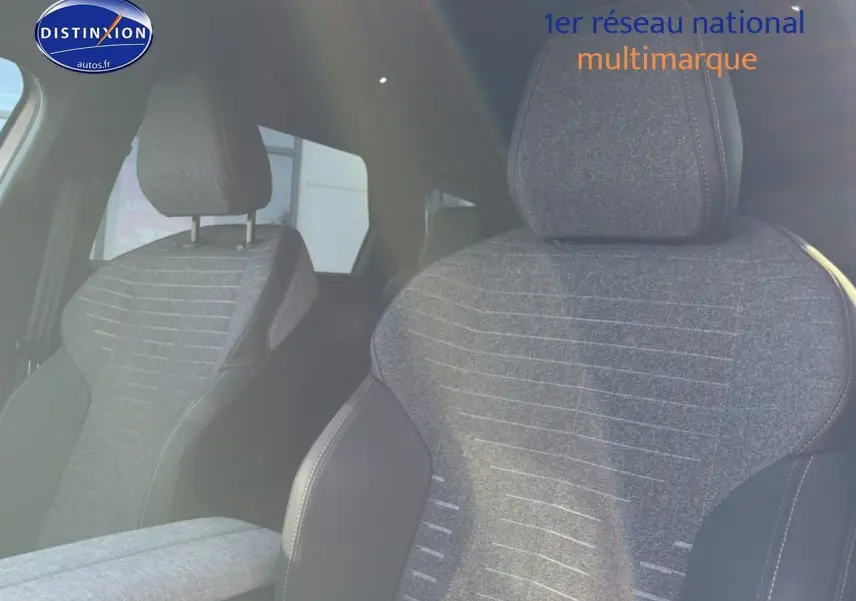 Gros plan sur les sièges avant gris tissu et cuir du Peugeot 5008 Hybrid 145 allure e-dcs6 2025.