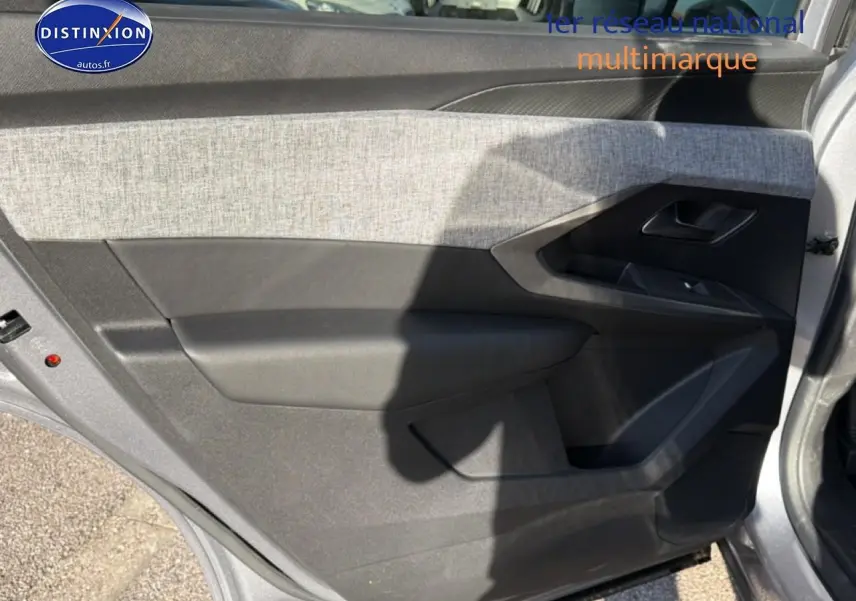 Vue intérieure du panneau de porte avant droit gris avec insert tissu clair du Peugeot 5008 Hybrid 145 allure e-dcs6 2025.