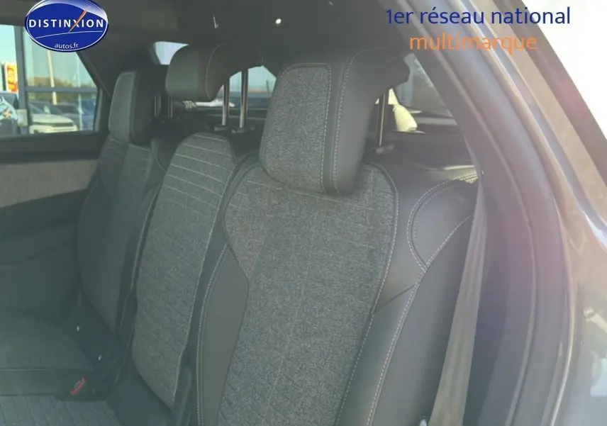Vue intérieure côté droit montrant les sièges arrière en tissu gris crispy et tep isabella du Peugeot 5008 Hybrid 145 allure e-dcs6.