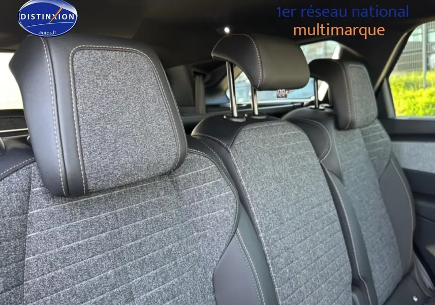 Gros plan sur les sièges arrière gris tissu et cuir du Peugeot 5008 Hybrid 145 allure e-dcs6, vue côté droit.