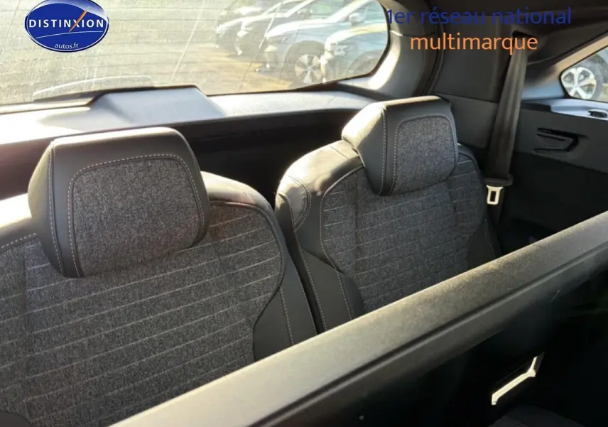 Vue intérieure arrière montrant les deux sièges supplémentaires gris avec tissu crispy et tep Isabella du Peugeot 5008 Hybrid 145 allure 2025.