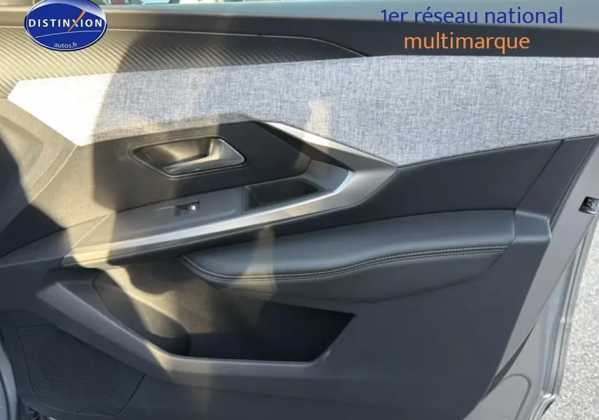 Vue rapprochée de la porte avant gauche gris artense du Peugeot 5008 Hybrid 145 allure e-dcs6 avec garniture tissu et cuir.