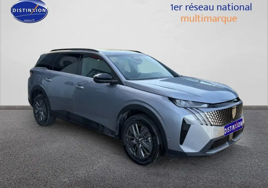 Peugeot 5008 Hybrid 145 allure e-dcs6 gris artense en 3/4 avant droit avec calandre distinctive et jantes alu.