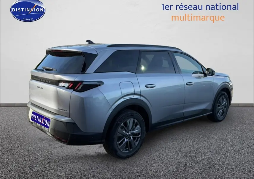 Peugeot 5008 Hybrid 145 gris artense en 3/4 arrière droit, avec vitres surteintées et jantes alu.
