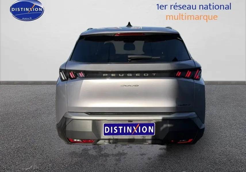 Vue arrière d’un Peugeot 5008 gris artense avec feux arrière LED et lunette arrière surteintée.
