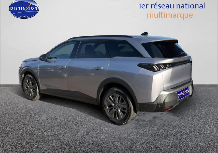 Peugeot 5008 Hybrid 145 allure gris artense, vue 3/4 arrière droit, avec vitres arrière surteintées et jantes alu.