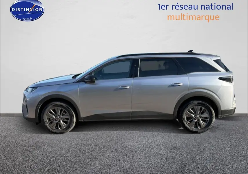 Profil droit du Peugeot 5008 Hybrid 145 allure gris artense avec jantes alliage et vitres surteintées.