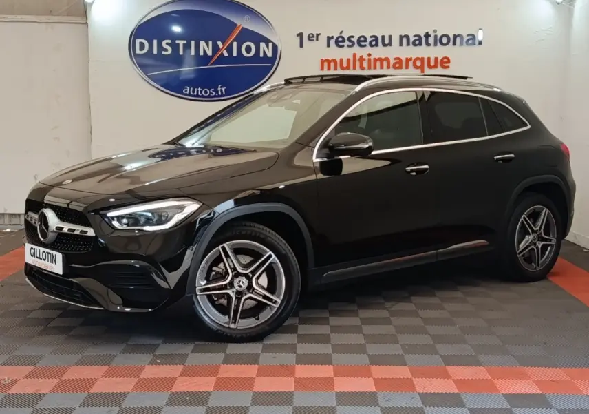 Mercedes GLA 250 e AMG Line noir en 3/4 avant droit, avec jantes alliage et rails de toit chromés visibles.