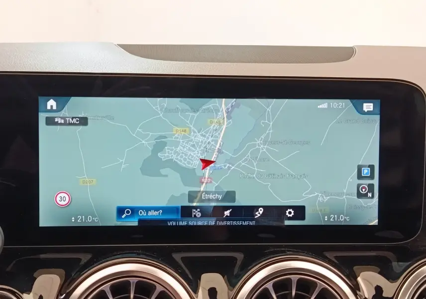 Écran tactile du système de navigation 10,3 pouces du Mercedes GLA 250 e AMG Line, vue frontale intérieure.