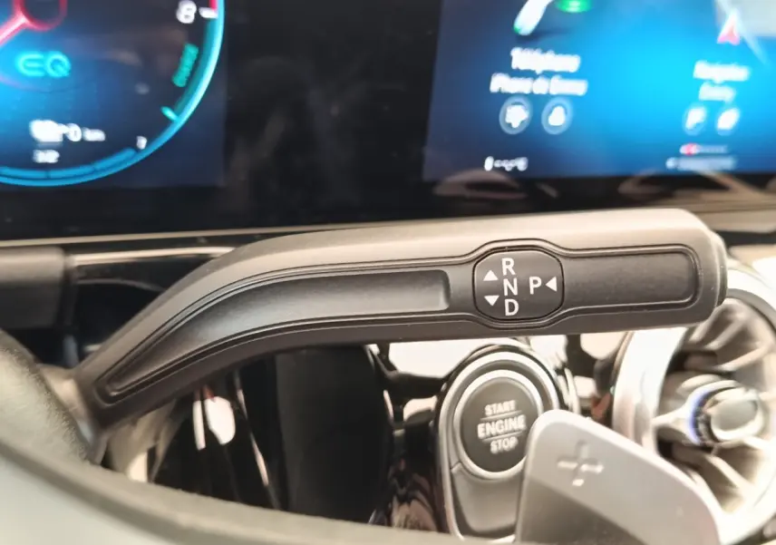 Gros plan sur la commande de boîte automatique noire et tableau de bord numérique du Mercedes GLA 250 e AMG Line 2021.