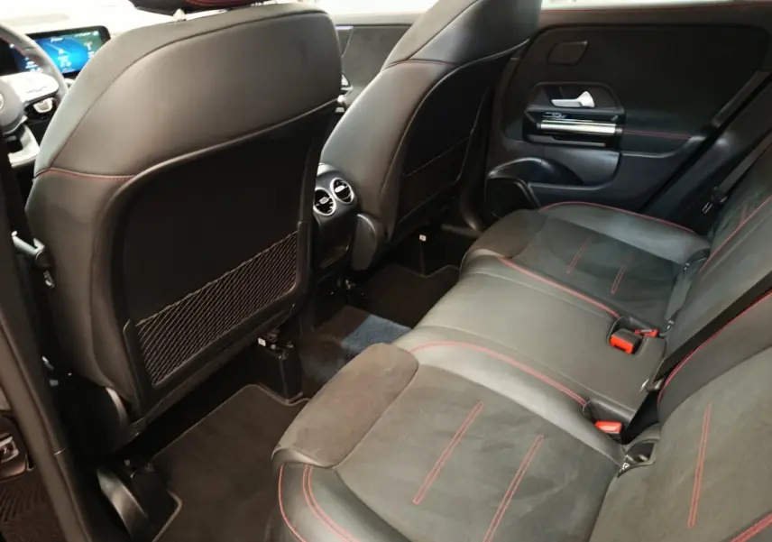 Vue intérieure arrière droite de la banquette noire avec surpiqûres rouges du Mercedes GLA 250 e AMG Line 2021 hybride rechargeable.