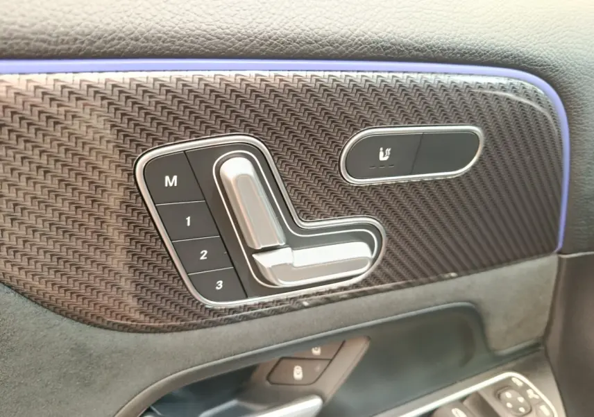 Détail du panneau de porte côté gauche noir avec commandes mémoire siège et bouton de chauffage sur Mercedes GLA 250 e AMG 2021.