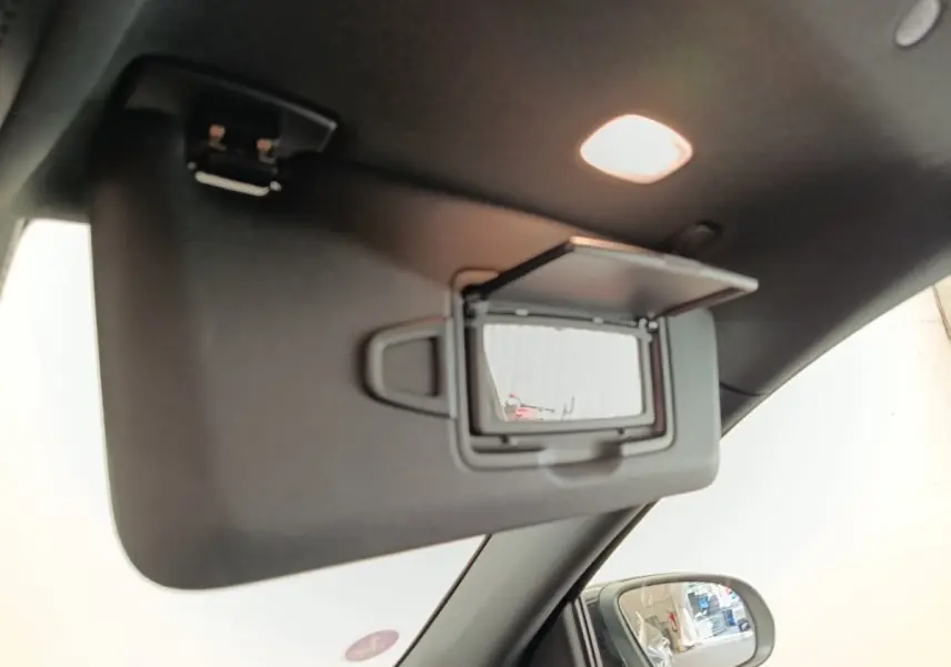 Détail intérieur du pare-soleil côté conducteur avec miroir éclairé sur Mercedes GLA noir 2021.