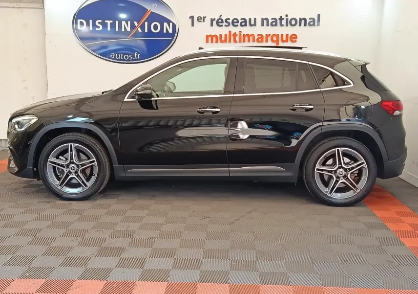 Vue latérale gauche d’un Mercedes GLA 250 e AMG Line noir, avec jantes alliage et toit panoramique visible.