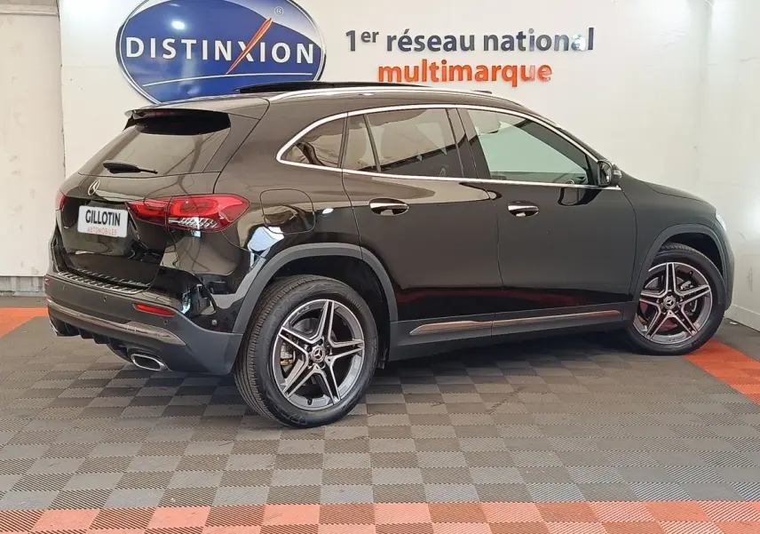 Vue côté droit arrière d'un Mercedes GLA 250 e AMG Line noir, avec jantes alliage et feux arrière LED visibles.
