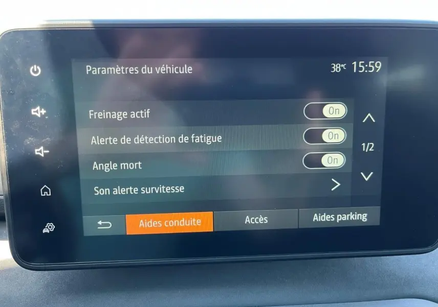 Écran tactile intérieur du Dacia Jogger 2025 affichant les paramètres d’aides à la conduite par temps chaud.