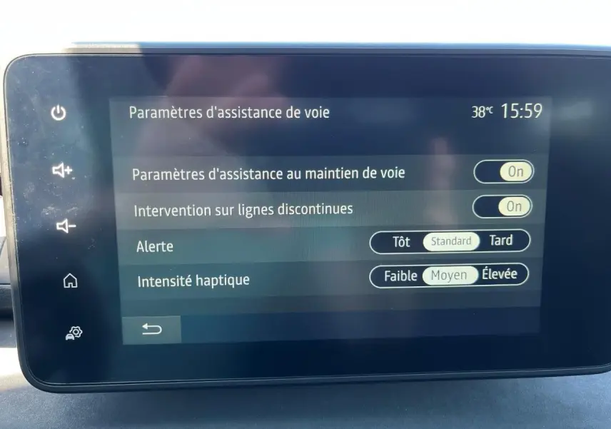 Écran tactile intérieur du Dacia Jogger 1.6 Hybrid 2025 montrant les réglages d’assistance au maintien de voie.