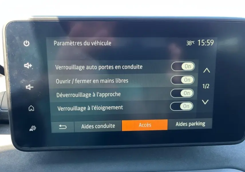 Écran tactile intérieur du Dacia Jogger 2025 affichant les paramètres d'accès et de verrouillage des portes.