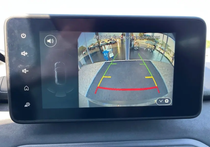 Écran central montrant la caméra de recul avec lignes de guidage, à l'intérieur d'un Dacia Jogger gris schiste 2025.