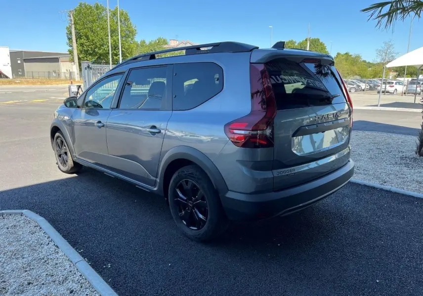 Vue 3/4 arrière droite du Dacia Jogger gris schiste 2025 avec jantes noires et feux arrière verticaux distinctifs.