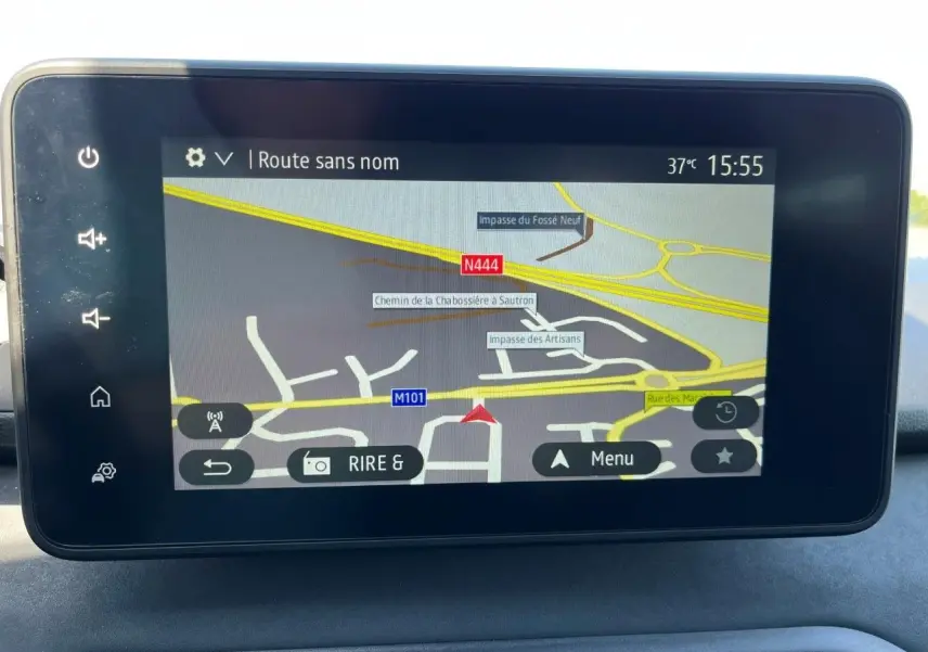Écran tactile central du tableau de bord du Dacia Jogger 2025 affichant la navigation GPS en plein jour.