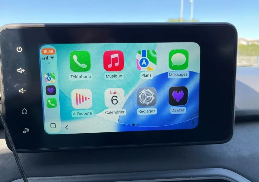 Écran tactile central affichant l'interface multimédia avec applications de navigation et musique dans un Dacia Jogger 2025.