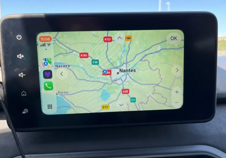 Écran tactile du tableau de bord du Dacia Jogger 1.6 Hybrid gris schiste, affichant la navigation GPS sur Nantes.
