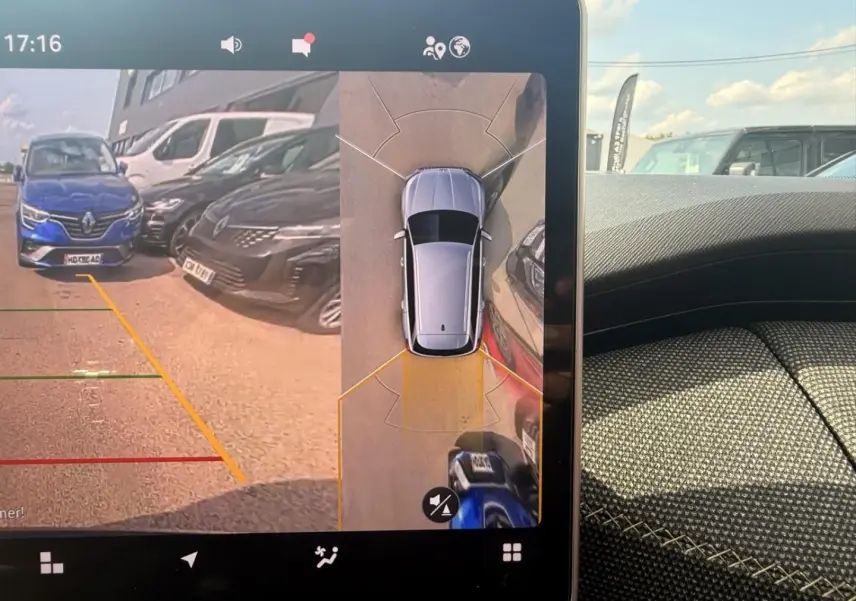 Vue intérieure sur l'écran de la caméra 360 du Skoda Kodiaq noir 2024, affichant l'environnement autour du véhicule en stationnement.