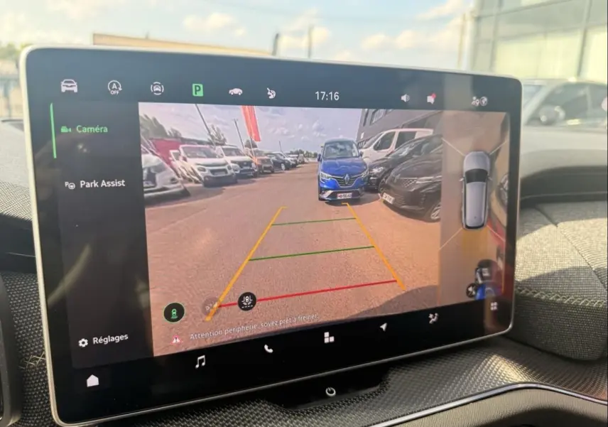 Vue de l'écran de caméra de recul du Skoda Kodiaq 2024 noir, affichant l'aide au stationnement avec vue arrière et latérale.