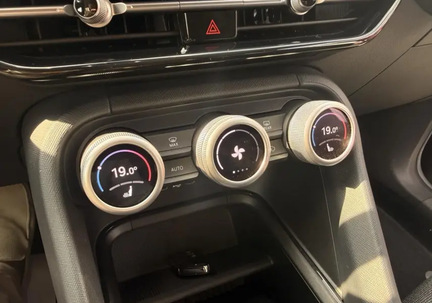 Détail du tableau de bord du Skoda Kodiaq 2024 noir, montrant les commandes circulaires de la climatisation automatique.
