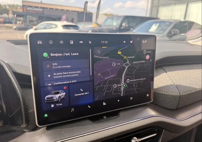 Écran tactile central du Skoda Kodiaq 2024 noir, affichant navigation et interface connectée, vue intérieure avant.