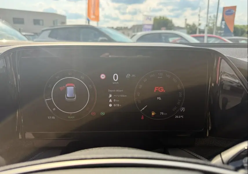Tableau de bord numérique du Skoda Kodiaq 2024, affichage central avec jauges et informations de conduite.