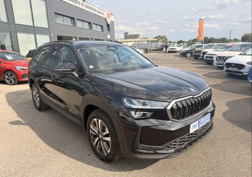 SKODA KODIAQ noir 2024 en 3/4 avant droit, avec calandre imposante et phares LED distinctifs.