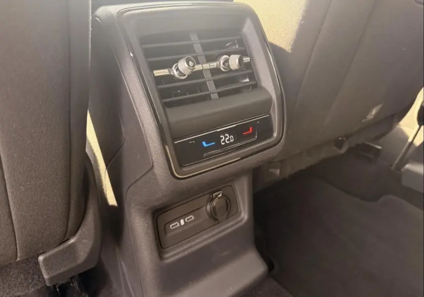 Détail de la console arrière avec ventilation et prises USB-C du Skoda Kodiaq noir 2024, vue intérieure côté arrière.