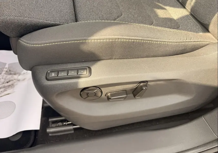 Détail du côté gauche du siège avant noir du Skoda Kodiaq 2024 avec commandes électriques et mémoire de position.