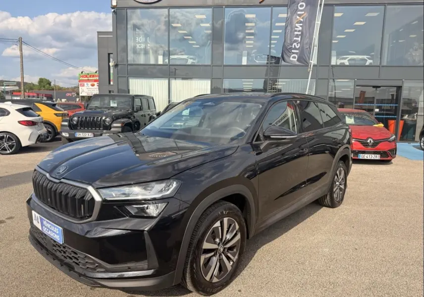 SKODA KODIAQ noir 2024 en 3/4 avant droit, SUV hybride essence avec calandre marquée et jantes alliage.