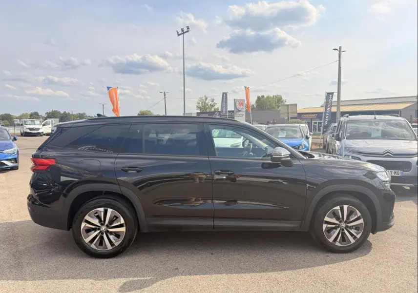 Vue de profil côté gauche d’un Skoda Kodiaq noir 2024, SUV 7 places avec jantes alliage et vitres teintées.