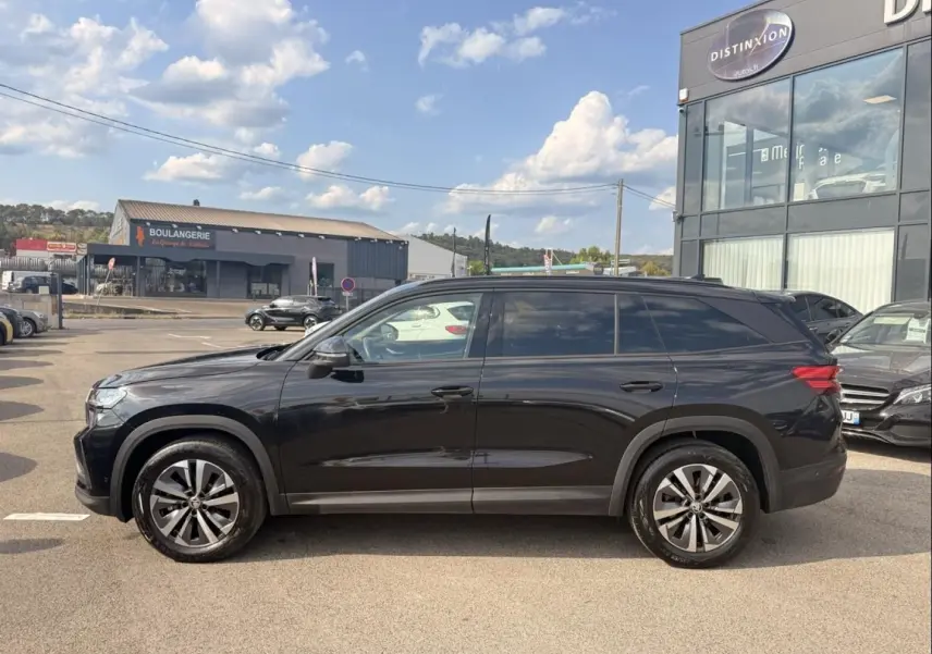 Vue de profil côté gauche d’un Skoda Kodiaq noir 2024, SUV 7 places avec jantes alliage distinctives.